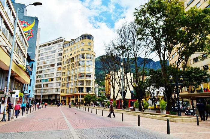 En el célebre edificio Camacho de la calle Jiménez (al centro, en la foto),estaba la librería y galería Buchholz, de Bogotá.